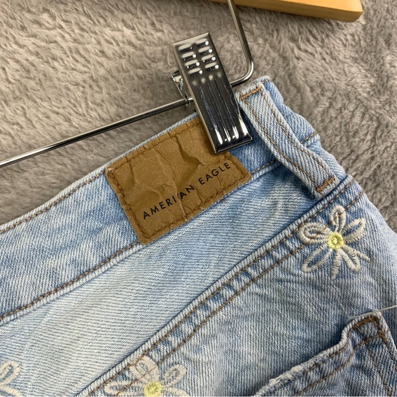 American Eagle U.S. Women’s Size 6 Floral Embroidered Mom Jeans Short-Shorts. - Picture 4 of 7